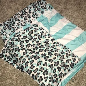 Twin sized bedding set.